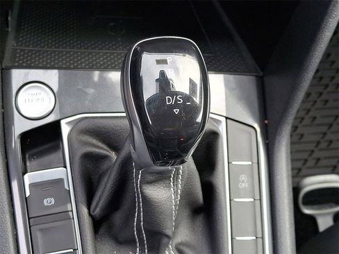 Used 2022 Volkswagen Tiguan SE image 15