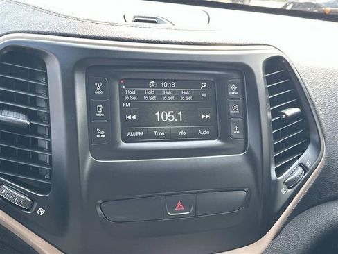 Used 2017 Jeep Cherokee Sport w/ Cold Weather Group AWD/4WD image 18