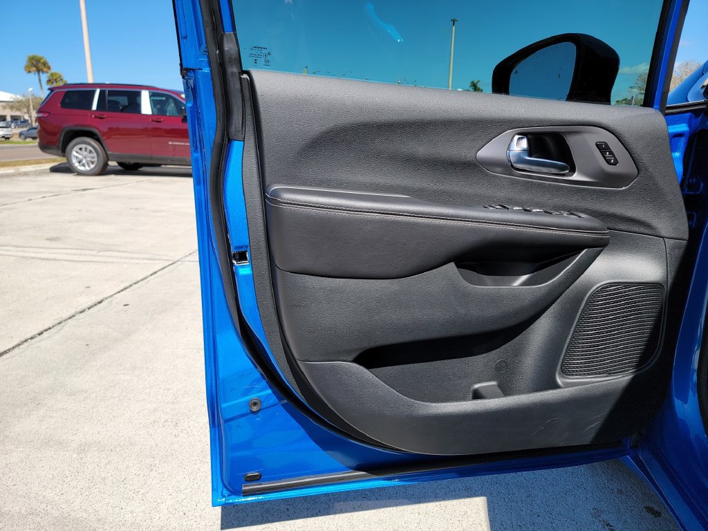 New 2026 Chrysler Pacifica Select FWD image 9