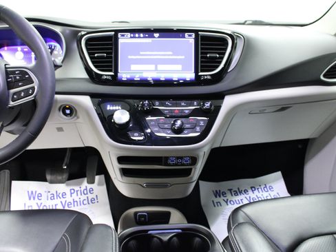Used 2024 Chrysler Pacifica Touring-L FWD image 19
