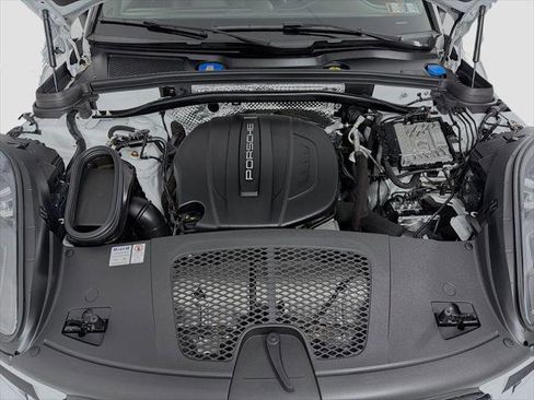 Certified 2021 Porsche Macan AWD/4WD image 32