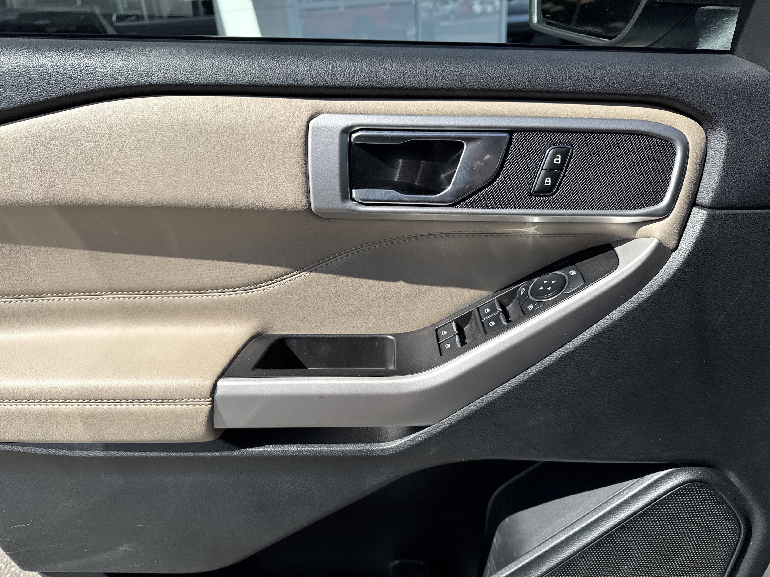 Used 2023 Ford Explorer XLT AWD/4WD image 25