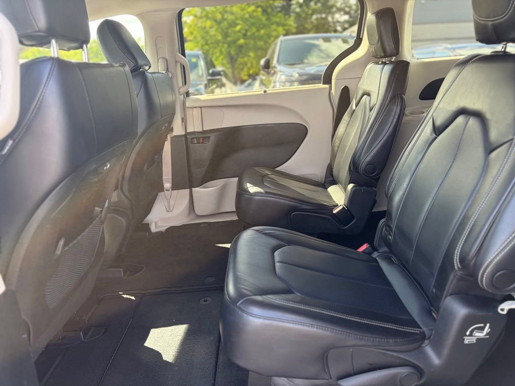 Certified 2023 Chrysler Pacifica Touring-L FWD image 13