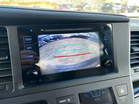 Used 2017 Toyota Sienna XLE image 18