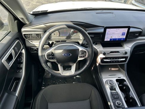 Used 2023 Ford Explorer XLT image 5