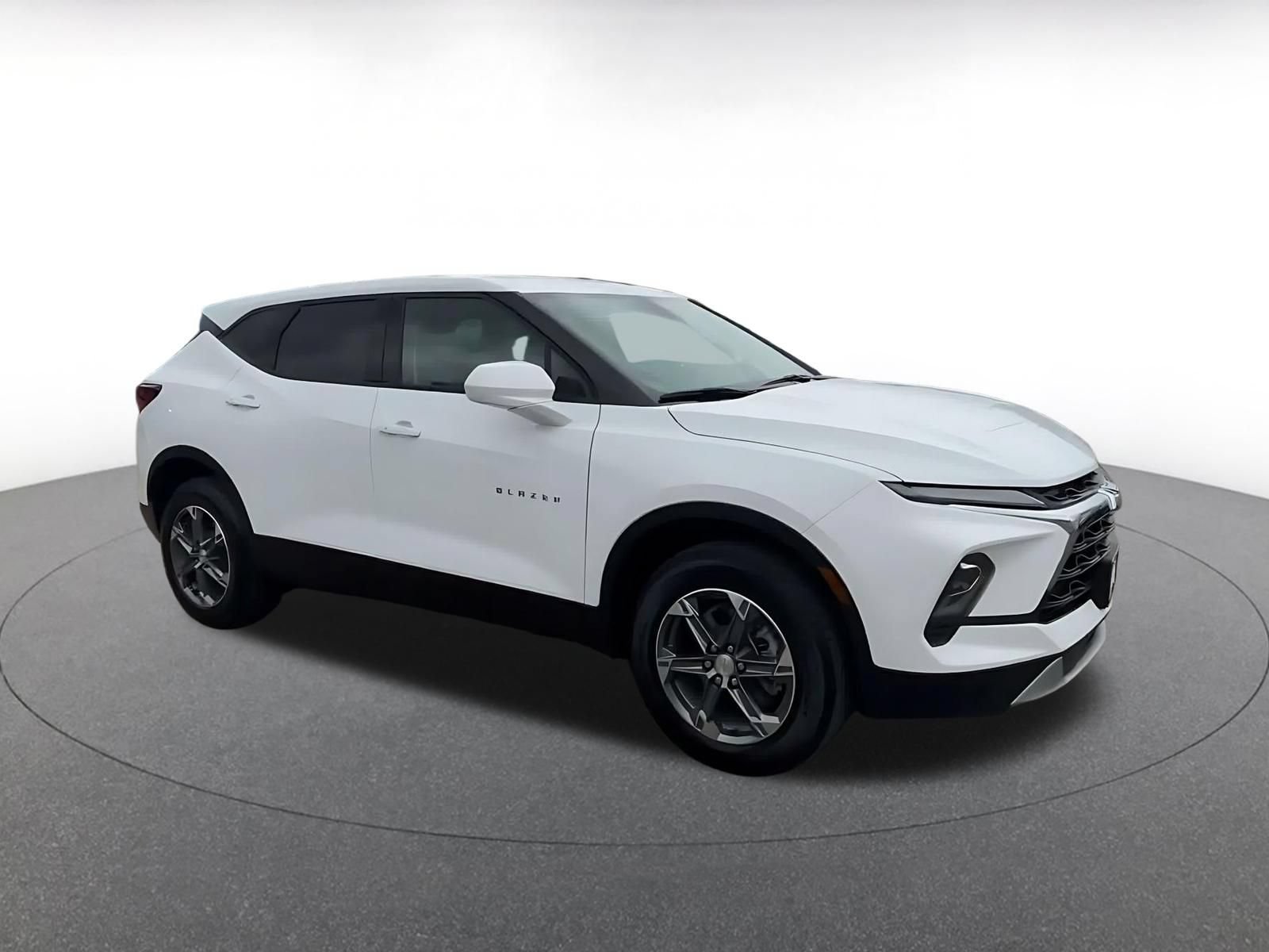 Used 2026 Chevrolet Blazer LT FWD image 2