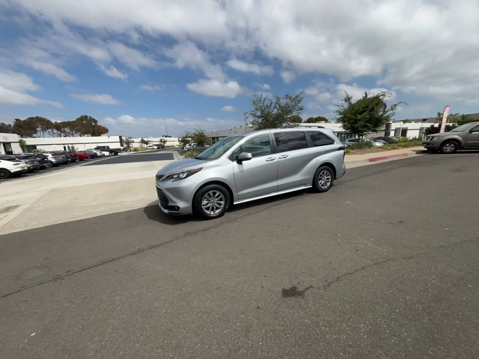 Used 2025 Toyota Sienna XLE FWD image 7