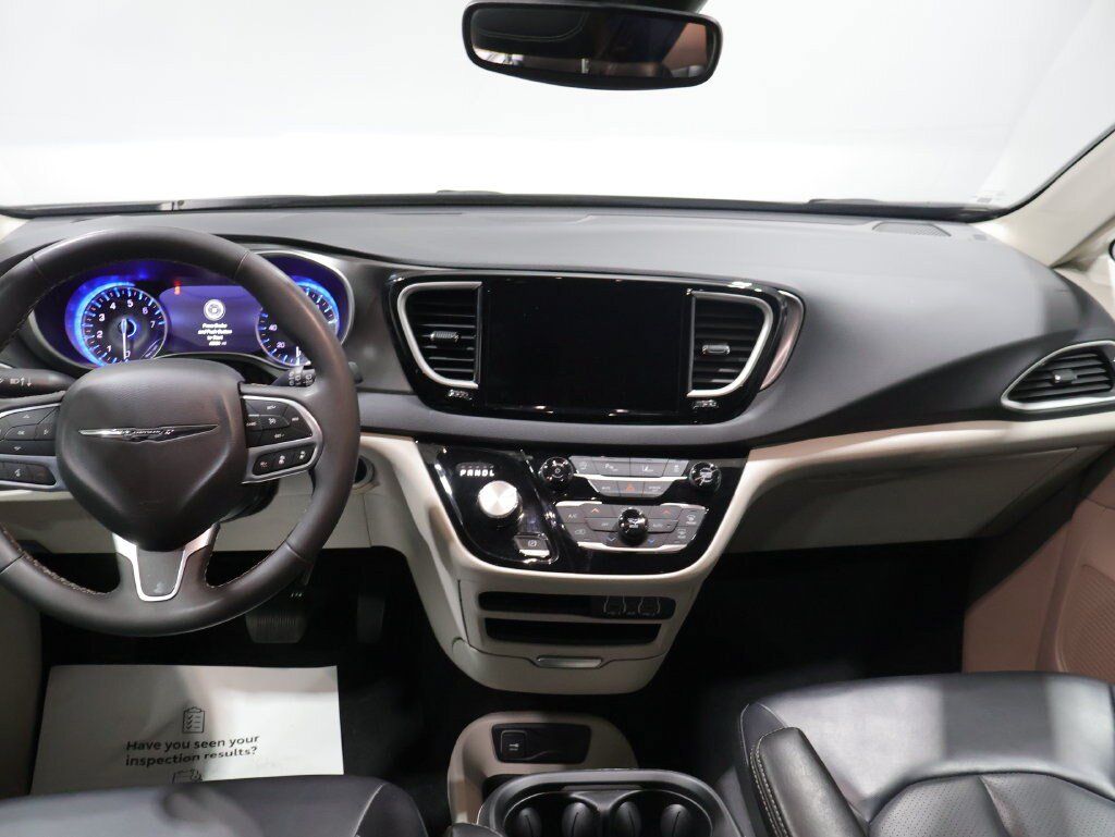 Used 2023 Chrysler Pacifica Touring-L FWD image 16