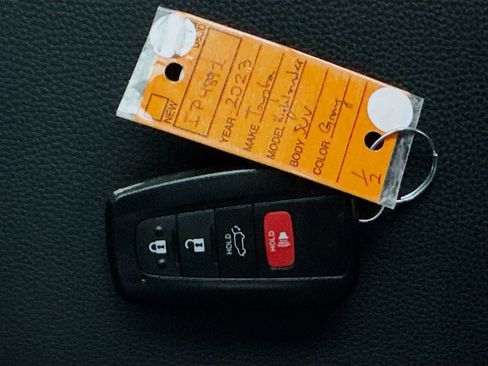 Used 2023 Toyota Highlander XLE FWD image 40