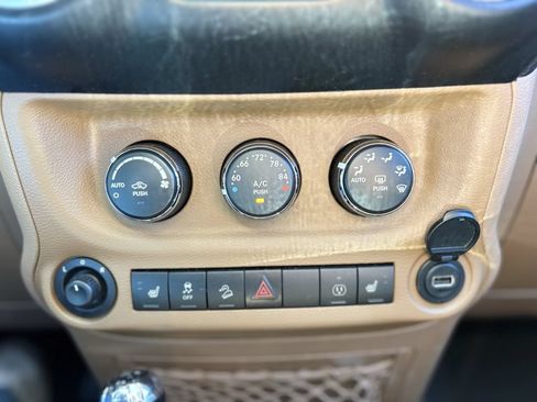 Used 2014 Jeep Wrangler Unlimited Sahara w/ Connectivity Group AWD/4WD image 20