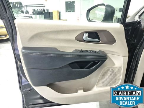 Used 2022 Chrysler Voyager LX FWD image 15