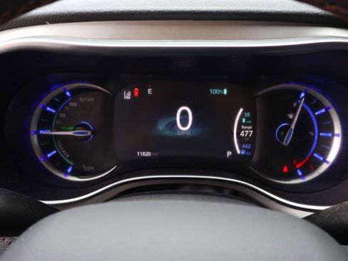 Used 2025 Chrysler Pacifica Pinnacle FWD image 12