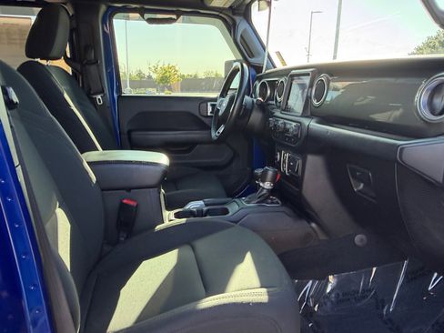 Used 2018 Jeep Wrangler Unlimited Sahara AWD/4WD image 32