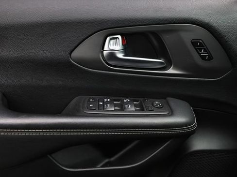 Used 2025 Chrysler Pacifica Select FWD image 15
