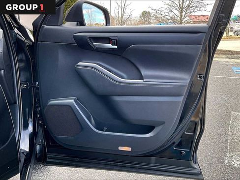 Used 2021 Toyota Highlander XLE image 23