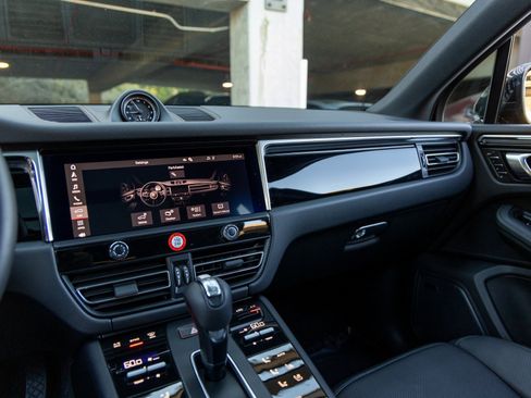 Certified 2025 Porsche Macan image 36
