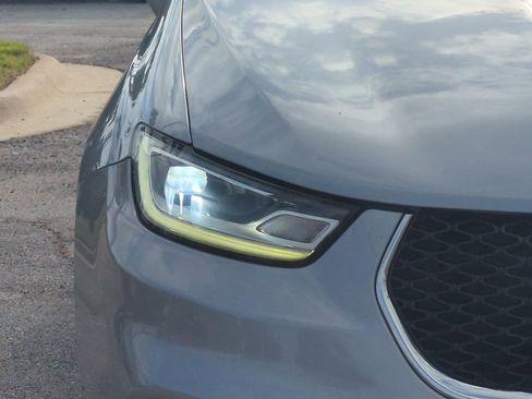 Certified 2021 Chrysler Pacifica Touring-L image 9