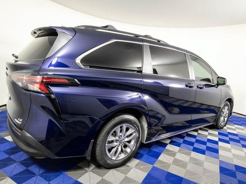 Used 2024 Toyota Sienna LE FWD image 5