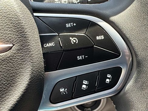 Used 2023 Chrysler Pacifica Touring-L FWD image 29