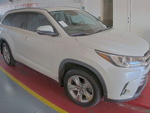 Used 2018 Toyota Highlander Limited image 2