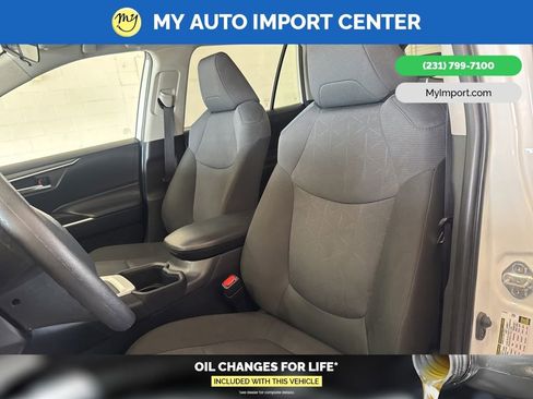 Used 2025 Toyota RAV4 XLE AWD/4WD image 14