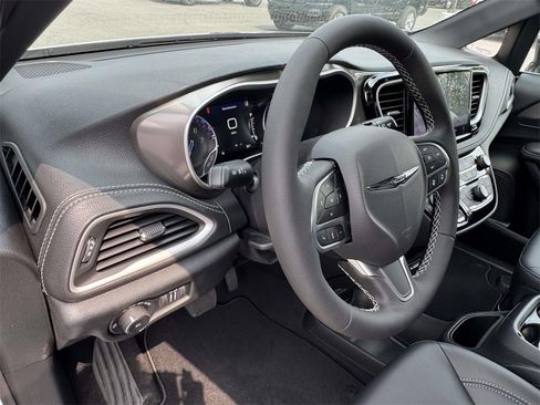 New 2026 Chrysler Pacifica Select image 2