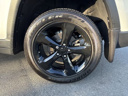 Certified 2025 Jeep Grand Cherokee Altitude image 13