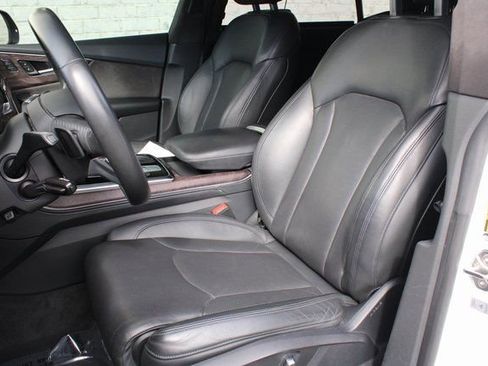 Used 2019 Audi Q8 Prestige w/ Luxury Package image 32