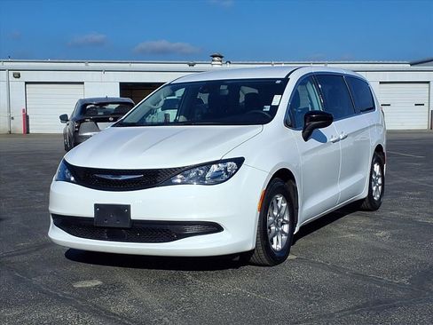 Used 2024 Chrysler Voyager LX image 2