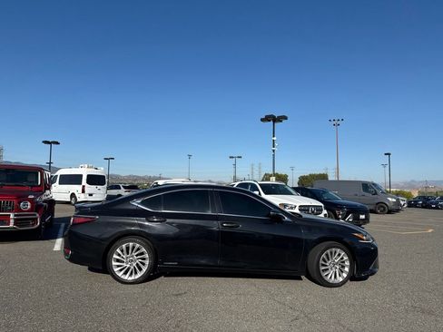 Used 2020 Lexus ES 300h w/ Accessory Package FWD image 4