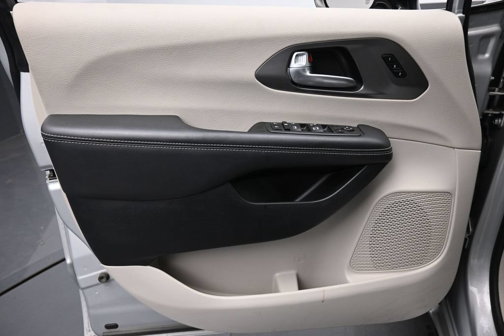 Used 2024 Chrysler Pacifica Touring-L FWD image 23