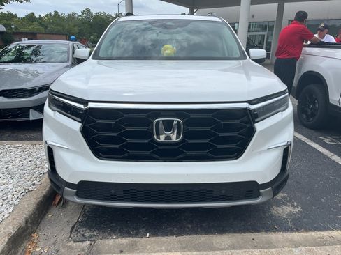 Used 2024 Honda Pilot Touring image 3