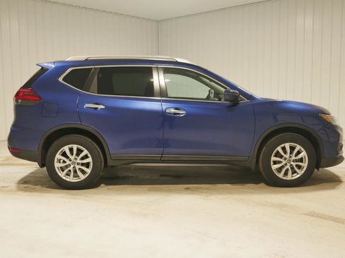 Used 2018 Nissan Rogue SV image 4