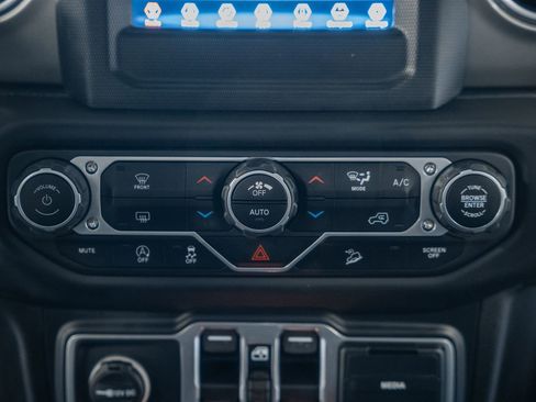 Used 2018 Jeep Wrangler Unlimited Sahara image 27