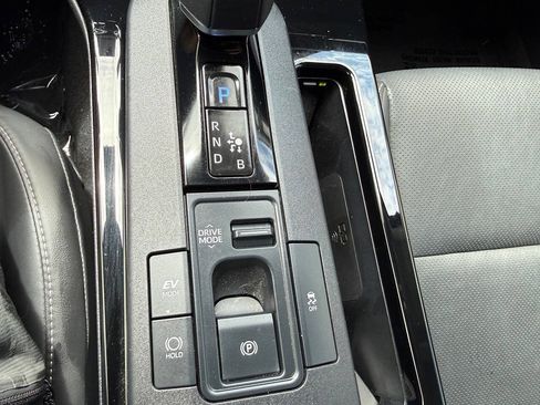 Used 2025 Toyota Prius XLE AWD/4WD image 45