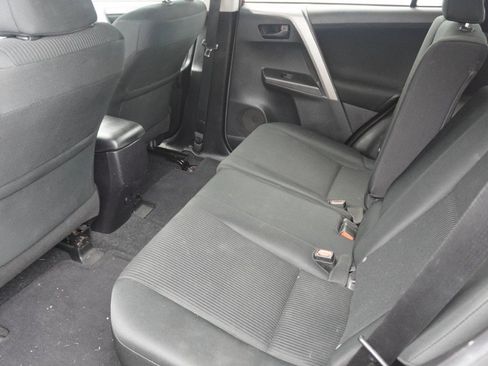 Used 2018 Toyota RAV4 LE FWD image 10