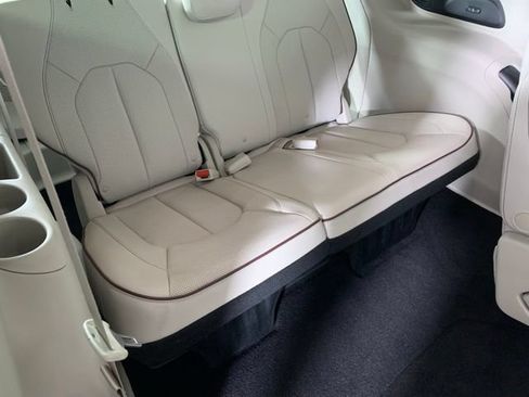 Used 2019 Chrysler Pacifica Limited w/ Advanced Safetytec Group FWD image 8
