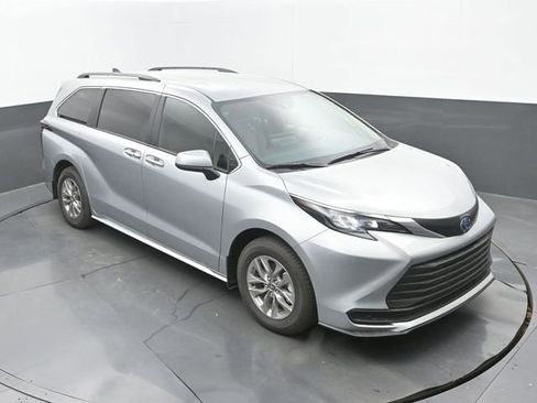 Used 2025 Toyota Sienna LE image 13