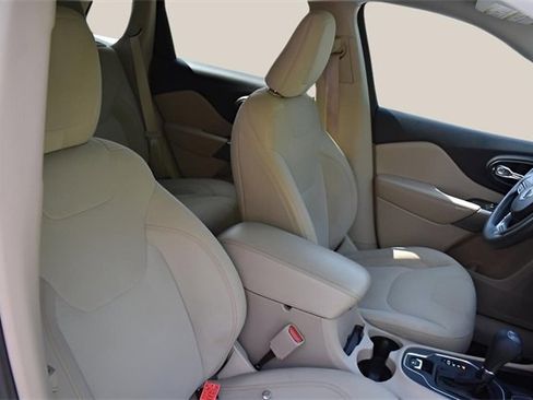 Used 2019 Jeep Cherokee Latitude w/ Popular Appearance Group image 19