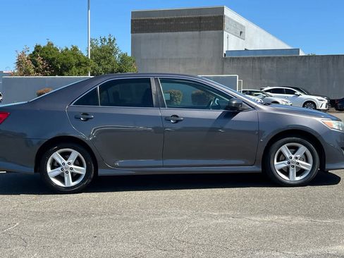 Used 2014 Toyota Camry SE FWD image 6
