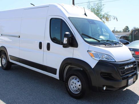 Used 2025 RAM ProMaster 2500 w/ Convenience Group FWD image 3