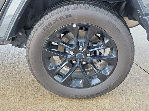 Used 2025 Jeep Wrangler Unlimited Sahara w/ Safety Group image 5