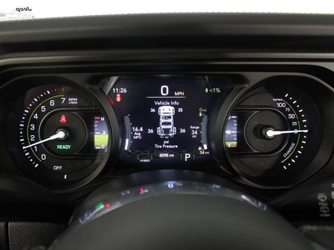 Used 2025 Jeep Wrangler Unlimited Sahara AWD/4WD image 11
