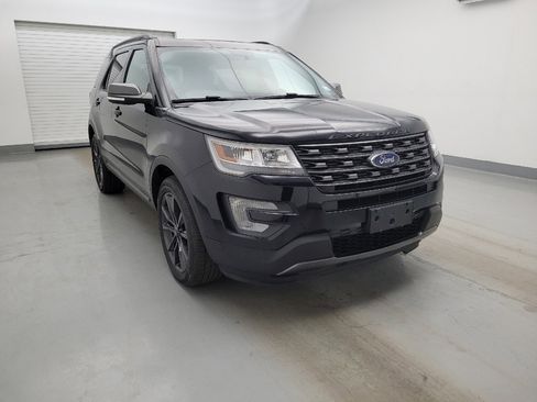 Used 2017 Ford Explorer XLT w/ Equipment Group 202A AWD/4WD image 13
