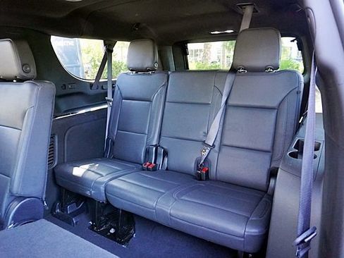 Used 2025 Chevrolet Suburban Z71 image 18