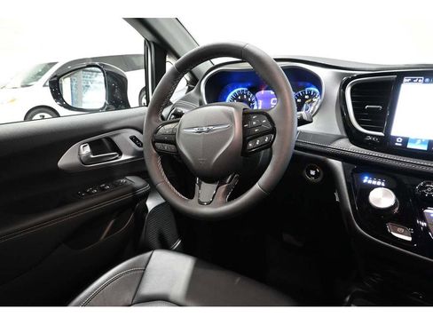 Used 2024 Chrysler Pacifica Touring-L w/ Uconnect Theater Family Group image 24