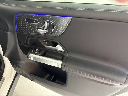 Used 2025 Mercedes-Benz GLB 250 4MATIC image 15