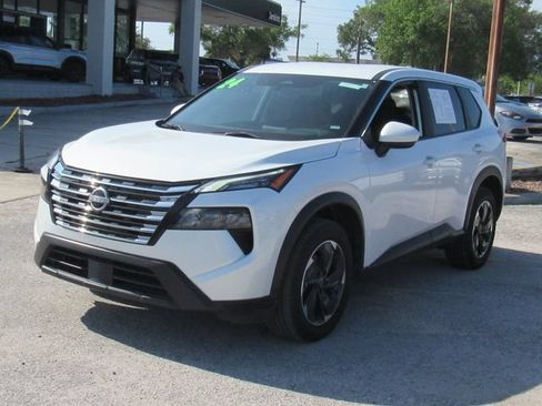 Used 2024 Nissan Rogue SV AWD/4WD image 2