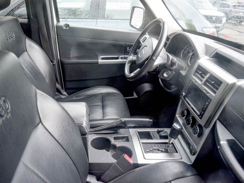 Used 2010 Jeep Liberty Limited w/ Tire & Wheel Group image 18