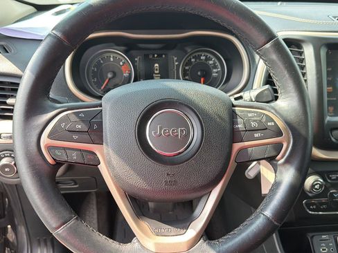 Used 2016 Jeep Cherokee Latitude FWD image 19